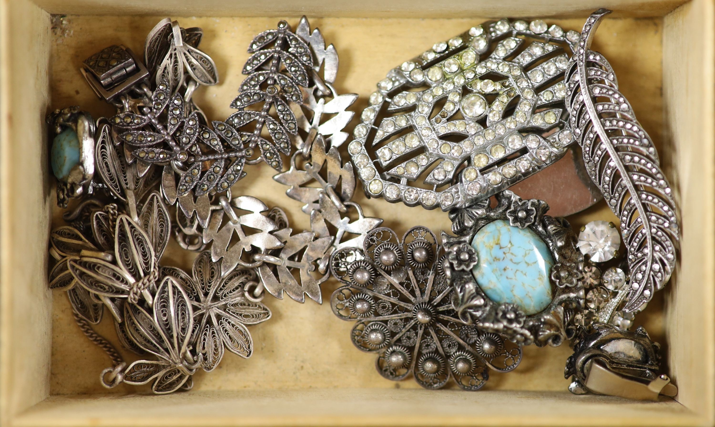 Mixed sterling and marcasite jewellery and other costume jewellery.